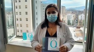 La directora gerente María Ángeles García muestra la renovación de la acreditación QH.