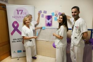 La neonatóloga Manuela Peña (primera a la derecha) y otros integrantes de su equipo ponen mensajes en el mural.
