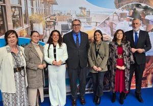 La delegación sexitana, con el consejero de Turismo.