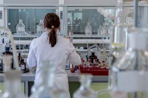 Una investigadora en el laboratorio. 