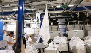 Imagen de los trabajos en la lavandería del Hospital Virgen de las Nieves. 