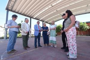 El colegio ha estrenado cubierta en la pista deportiva.