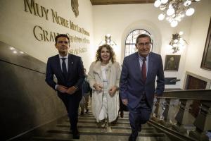 La ministra María Jesús Montero a su llegada al Ayuntamiento acompañada por el alcalde de Granada y el presidente de la Diputación.