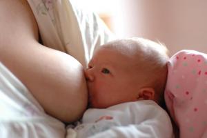 Un bebé toma leche materna.
