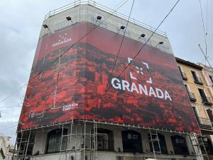 Lona con la imagen de Granada en un edificio de la calle Tetuán. 