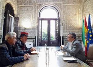 Representantes de los colectivos por la reapertura con el subdelegado del Gobierno.