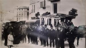 Carruajes de la empresa Maestra saliendo de la Plaza de San Francisco en 1905. 