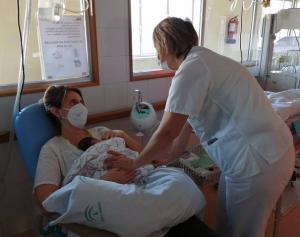Una madre con su bebé, tras un parto en el Hospital Virgen de las Nieves.