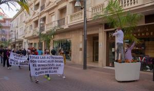 Manifestación para denunciar el impacto de los cierres, este viernes en Motril