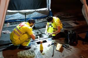 Técnicos en labores de mantenimiento del Metro.