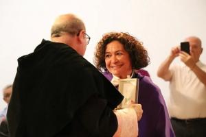 Pilar Aranda recibe la Medalla de Oro de la UGR de manos del rector, Pedro Mercado.
