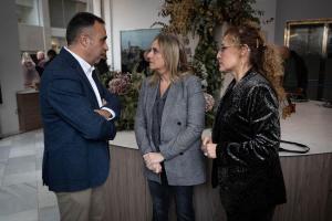El presidente de la Diputación con la alcaldesa y la diputada de Turismo.