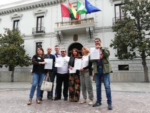 Representantes de los sindicatos de la Mesa General de Negociación (CGT, CSIF, UGT y CCOO) muestran el informe de Intervención.