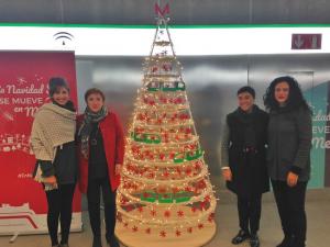 Sandra García y Mariela Fernández, junto a las autoras de la decoración navideña.