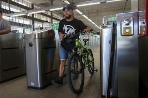 Un usuario accede al Metro con su bicicleta. 