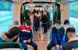 Pasajeros en uno de los vagones del Metropolitano.