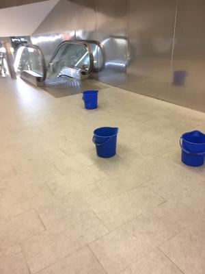 Cubos colocados este miércoles en una estación del Metro de Granada.