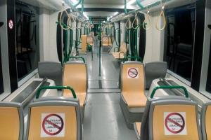 Vagones del Metro con los asientos señalados para guardar distancia de seguridad.