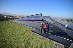 La consejera de Fomento y la alcaldesa de Granada en su visita a las cubiertas vegetales de las cocheras del Metro.