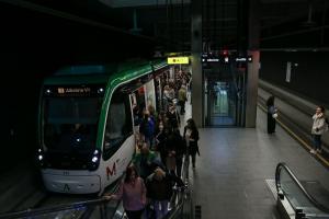 Viajeros en una estación del Metro de Granada.