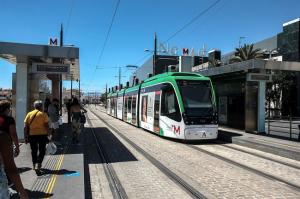 Parada del Metro en el Centro Comercial.