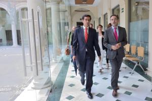 El consejero de Fomento y Vivienda con el alcalde de la capital. 