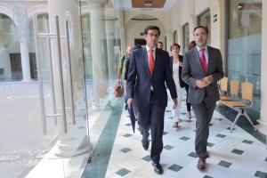 El alcalde con el consejero de Fomento y Vivienda en una visita a Granada.
