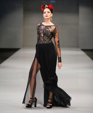 Una modelo sobre la pasarela. 