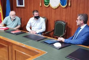 El delegado de Turismo de la Junta en Granada, Gustavo Rodríguez, junto al alcalde de Monachil, José Morales, y el concejal de Empleo y Desarrollo, Blas Gómez, de dcha a izda.