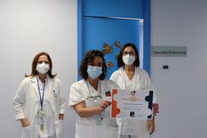 Mónica Rodríguez, en el centro, muestra el diploma junto a responsables de Enfermería del hospital.
