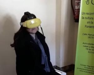 Una usuaria prueba el vídeo en 360 grados en el Centro de Interpretación de la Villa de Montefrío.