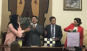 Autoridades de Montefrío y Yasuda intercambian regalos tras firmar su hermanamiento.