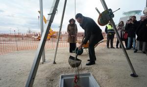 El presidente, junto a la rectora, en la colocación de la primera piedra del edificio de la UGR.