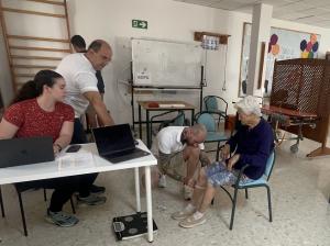 Mediciones a una persona mayor en el curso de la investigación. 