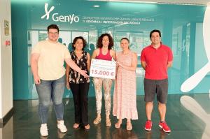Entrega de la donación de 15.000 euros en el centro Genyo. 