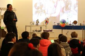 Niños y niñas, protagonistas en Navidad en el museo científico. 