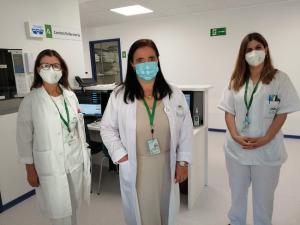 La directora gerente, María Ángeles García Rescalvo, con especialistas de la unidad.