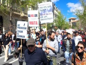 Pancartas sobre la dificultad del acceso a la vivienda en la manifestación de este sábado en Granada.