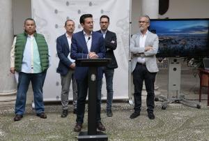 El alcalde presenta la 'Noche en Blanco'. 