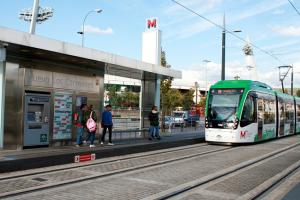 El Metro, en la parada del Nuevo Los Cármenes.