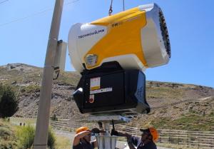 Instalación de uno de los nuevos cañones de nieve. 