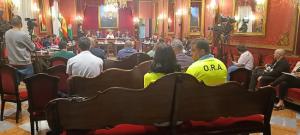 Trabajadores de la ORA en el pleno del Ayuntamiento de Granada.