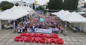 Autoridades, participantes en la feria de la ciencia y visitantes, celebran este sábado los 30 años del Parque de las Ciencias.