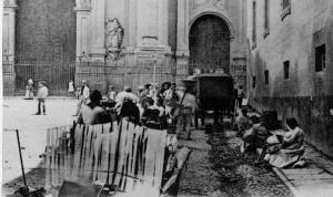 Plaza de las Pasiegas y puerta de la catedral de Granada (fotografía tomada entre 1890 y 1899).