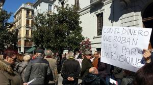 Detalle de la concentración por unas pensiones dignas celebrada en Granada.