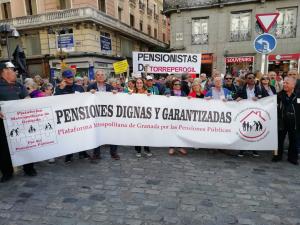 Los pensionistas granadinos portan la pancarta con la que se movilizan cada semana en la capital.