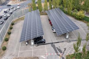 Placas fotovoltaicas que también sirven de cubierta para un aparcamiento. 