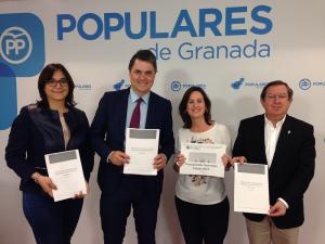 Los diputados y senadores del PP tras la rueda de prensa.