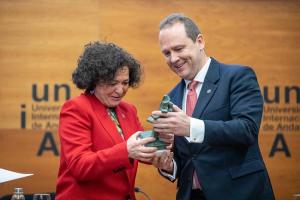 Pilar Aranda recibe el Premio Concha Caballero de manos del rector de la UNIA.