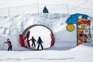 Túnel, uno de los elementos dispuestos para el disfrute de los menores. 